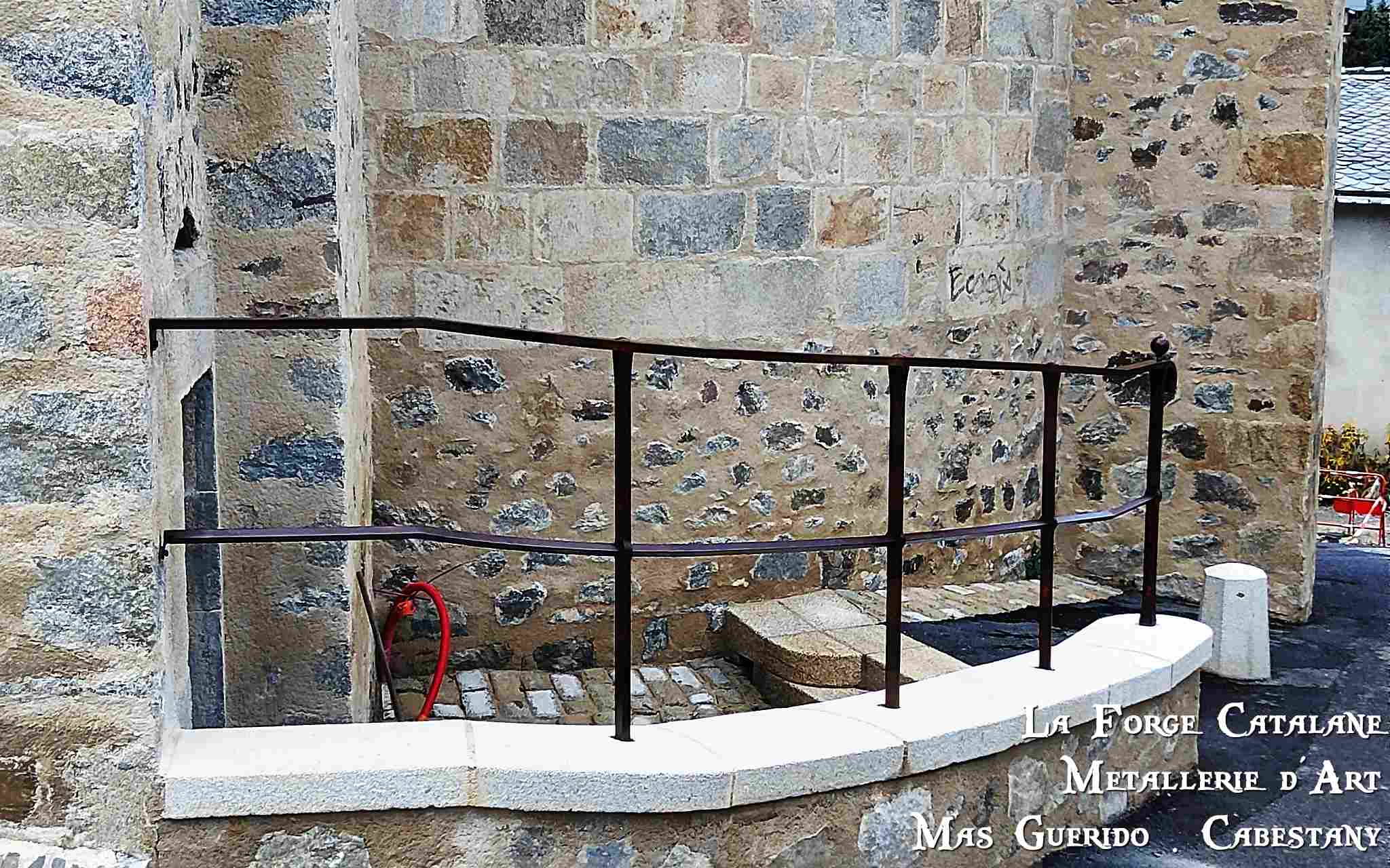 garde corps en fer ancien a trous renfle forge catalane.jpg